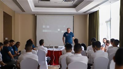 علي ماهر يلقي محاضرة فيديو للاعبي فيوتشر بأوغندا 