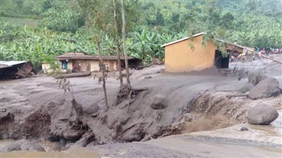 مصرع 15 شخصا في انهيارات أرضية بأوغندا