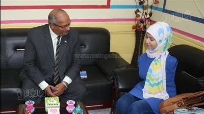 فقدت ذراعيها وترسم بقدميها.. وكيل تعليم بني سويف يكرم طالبة من ذوي الهمم 