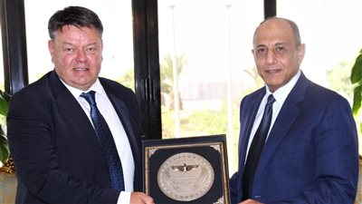 وزير الطيران يبحث التعاون مع أمين عام المنظمة العالمية للأرصاد الجوية