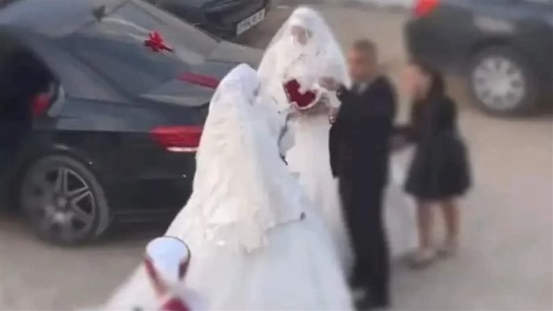 عريس وعروسان في حفل