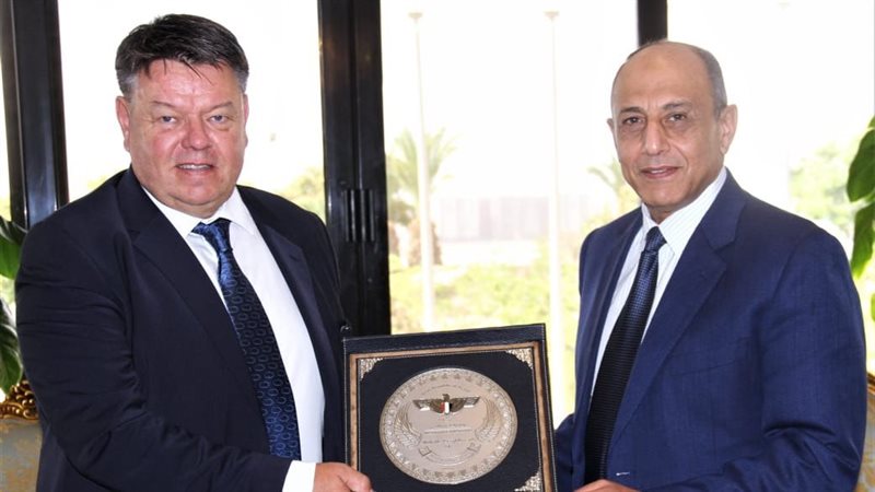 وزير الطيران خلال