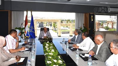 محافظ أسوان يناقش مع مستثمر تونسي إنشاء مصنع في منتجات التمور | صور