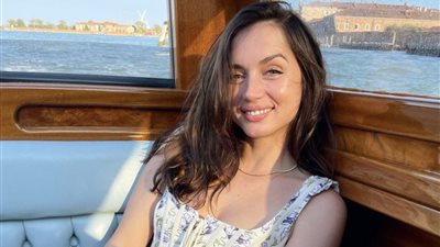 إطلالات آنا دي آرماس في فينيسيا تلفت الأنظار | صور