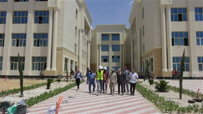 عصام فرحات يتابع الأعمال الإنشائية بجامعة المنيا الأهلية