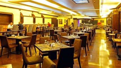 رئيس المنشآت السياحية: منع دخول أي محجبة في المطاعم مخالفة للدستور | فيديو