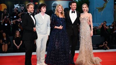 هيو جاكمان وفانيسا كيربي يتألقان على السجادة الحمراء لعرض فيلم The son في فينيسيا | صور