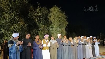 سامر البدو في ليالي الجنوب الجواني بقنا.. تراث غنائي على ضوء القمر بصحراء نقادة| فيديو وصور