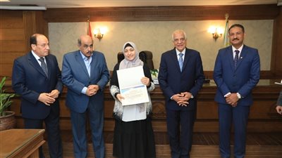 لاب توب ومبالغ مالية.. محافظ الجيزة يكرم أوائل الثانوية العامة والأزهرية والدبلومات