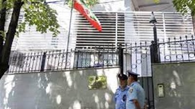 دبلوماسيون إيرانيون يحرقون وثائق قبل مغادرتهم ألبانيا