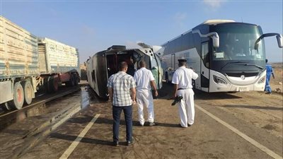 رفع آثار حادث انقلاب أتوبيس على طريق الزعفرانة| صور