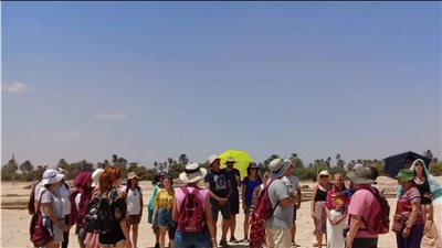 وفد سياحي من دولتي إسبانيا وإيطاليا يزور المناطق الأثرية بالمنيا