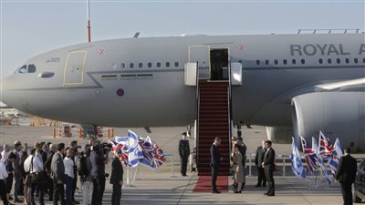عقب إعلان تدهور حالة إليزابيث الصحية.. طائرة تحمل أفرادًا من العائلة الملكية تهبط مطار أبردين بإسكتلندا