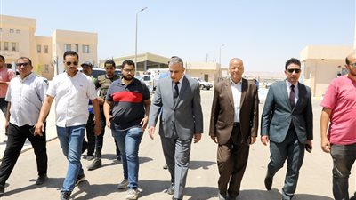 محافظ سوهاج يتفقد ٥ مشاريع لحياة كريمة ويفتح الإدارة التعليمية بدار السلام 