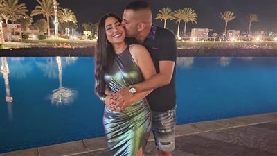 بوسي ترد على أنباء طلاقها بصور رومانسية مع زوجها