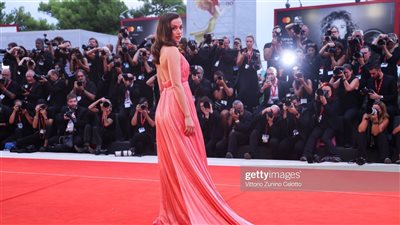 آنا دي آرماس بفستان مستوحى من مارلين مونرو على السجادة الحمراء لمهرجان فينيسيا | صور