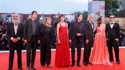 بمشاركة براد بيت.. طاقم عمل فيلم Blonde على السجادة الحمراء لمهرجان فينيسيا | فيديو وصور