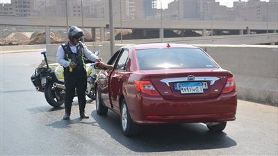 محافظ القليوبية يضبط 5 سيارات أجرة وملاكي يسيرون عكس الاتجاه