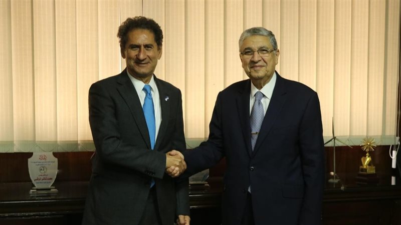 وزير الكهرباء مع