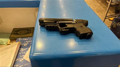 جمارك مطار القاهرة تحبط تهريب رادع شخصي على شكل مسدس