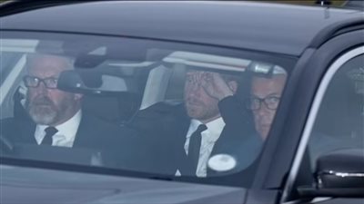 الأمير هاري يصل إلى قلعة بالمورال بعد وفاة الملكة إليزابيث