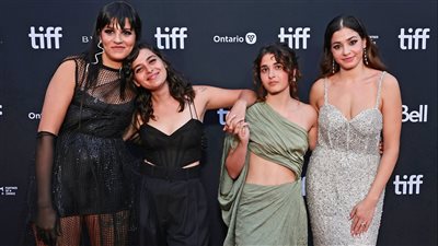 المخرجة المصرية سالي الحسيني في مهرجان تورنتو مع أبطال فيلم the swimmers |فيديو