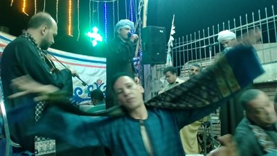 ذكر وتواشيح.. زوار الشيخ السيوطي يحتفلون بليلة مولده على أنغام الموسيقى | فيديو 