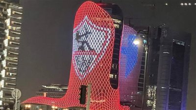 شعار الزمالك يزين فندق إقامة القلعة البيضاء بقطر قبل لقاء الهلال السعودي