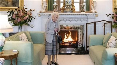 تخدم لآخر رمق.. آخر صورة للملكة إليزابيث قبل وفاتها