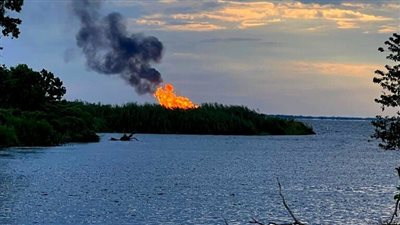 لهيب النيران تحت الماء.. انفجار خط أنابيب للغاز بولاية لويزيانا الأمريكية| فيديو
