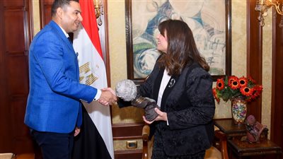 وزيرة الهجرة تلتقي بأحد رموز الجالية المصرية في مملكة ليسوتو الأفريقية 