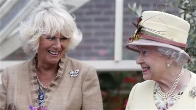 قرينة تشارلز عن الملكة إليزابيث: سأتذكر ابتسامتها دائمًا وعينيها الزرقاويتين | فيديو