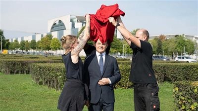 تمثال شمعي بالحجم الطبيعي للمستشار شولتس في برلين