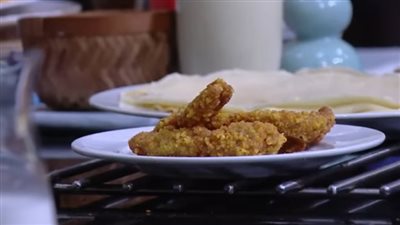 بحبيبات الكورن فليكس.. اعرفي طريقة عمل أصابع الدجاج الكرسبي|فيديو 