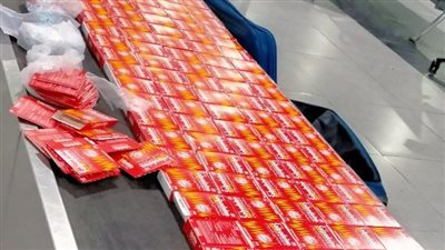 ضبط راكب بمطار القاهرة بحوزته 576 شريطا مخدرا 