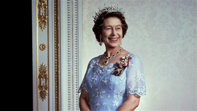 بتوقيع أرمني.. من هو مصور الملكة إليزابيث الثانية وعائلتها؟ | صور