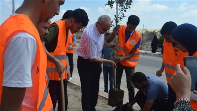 مدير رياضة كفر الشيخ يزرع أشجار الفيكاس بجوار أقدم فنار في مصر| صور