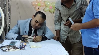 كاتب أسواني يوقع روايته الأولى 