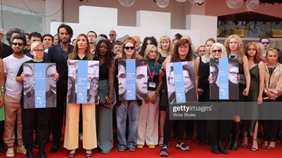 بمشاركة جوليان مور.. وقفة احتجاجية على السجادة الحمراء لمهرجان فينيسيا لدعم جعفر بناهي | فيديو