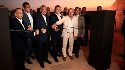 تفاصيل تطوير منطقة الخدمات بهضبة الأهرامات.. بدء التشغيل التجريبي لمنظومة الطاقة النظيفة والحافلات الكهربائية وبوابات مركز الزوار.. و7 محطات رئيسية للزيارة