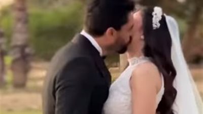 شاهد.. قبلة إسلام جمال لعروسته في حفل زفافهما