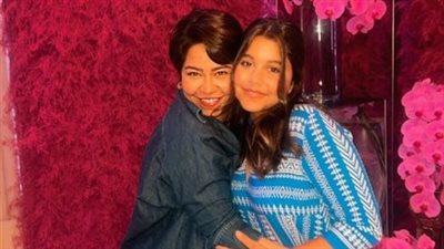 بكلمات سميرة سعيد وتحتضن ابنتها.. شيرين تخطف الأنظار والمسامع في أحدث ظهور