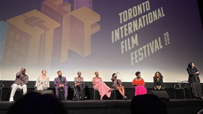 أبطال فيلم THE WOMAN KING على السجادة الحمراء لمهرجان تورنتو | فيديو