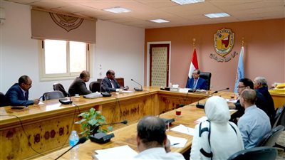 رئيس جامعة سوهاج يناقش السمات الأساسية للبرنامج التكاملي بنظام بمصروفات بكلية الطب