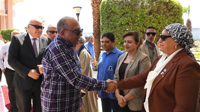 وزير قطاع الأعمال يتفقد مجمع الألومنيوم بنجع حمادي.. ويشيد بجهود العاملين