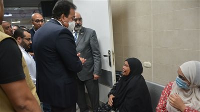 بعد انهيارها.. وزير الصحة يطمئن سيدة بعد دخول ابنتها غرفة العمليات بمستشفى أكتوبر | فيديو 