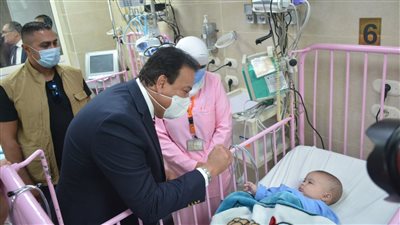 وزير الصحة يداعب الأطفال بالعناية المركزة في مستشفى ٦ أكتوبر | فيديو 