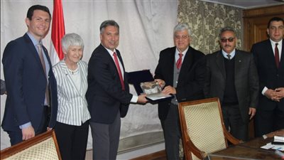 اتحاد الجامعات يبحث مع الاتحاد الدولي الترتيبات النهائية لبطولة العالم للإسكواش