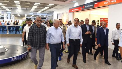 مدبولي يصل شرم الشيخ.. ويستهل زيارته بتفقد أعمال تطوير المطار |صور