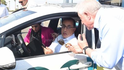 مزود بكاميرات والدفع إلكتروني.. مدبولي يستقل تاكسي ذكي في شرم الشيخ | صور 